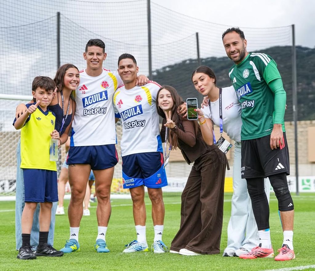 De izquierda a derecha: Maximiliano, Salomé Rodríguez, James Rodríguez, Juan Fernando Quintero, María José Quintero, Dulce María Ospina y David Ospina.