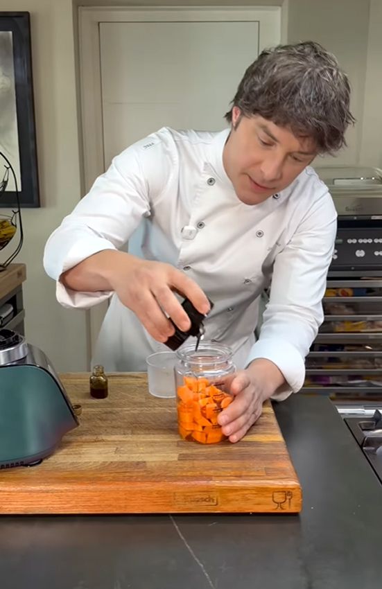 Jordi Cruz, arrancando con su receta de Carrot Cake. 
