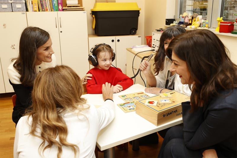 Reina Letizia en un centro de rehabilitación del habla de Croacia