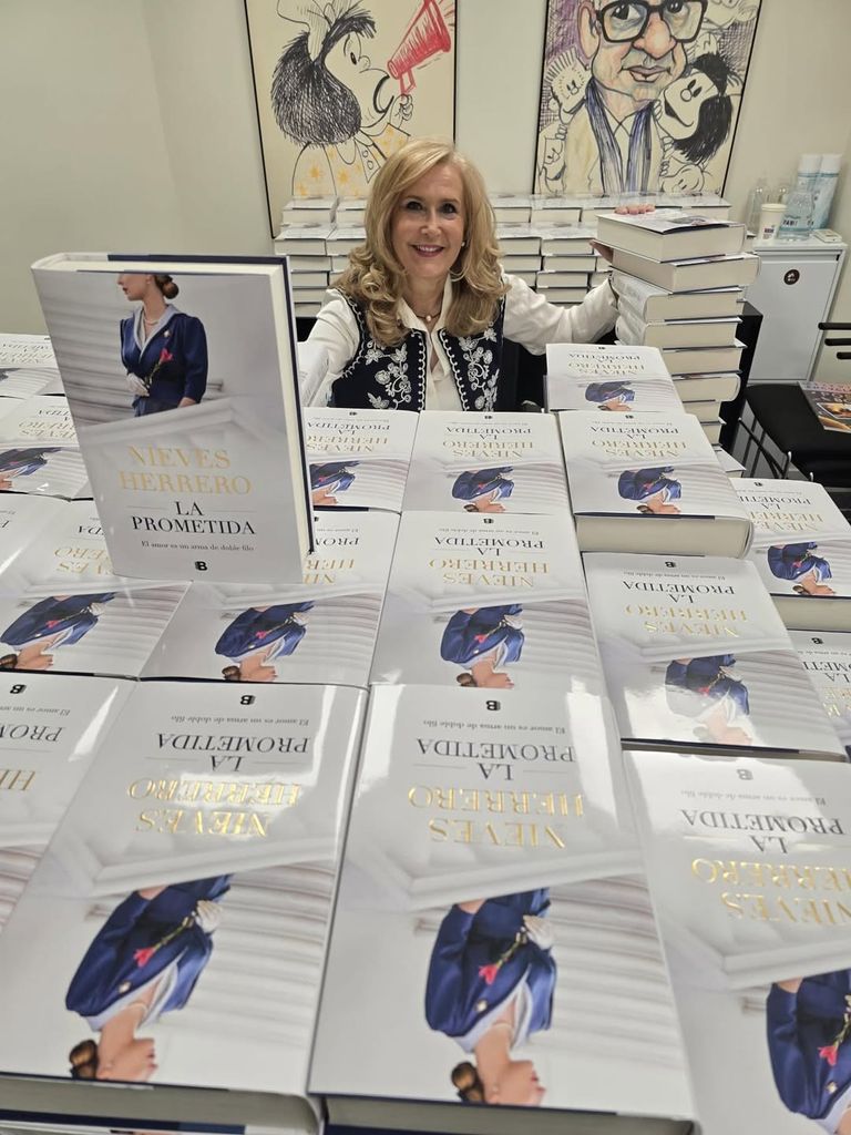 Nieves Herrero firmando los ejemplares de su novela 'La Prometida'.