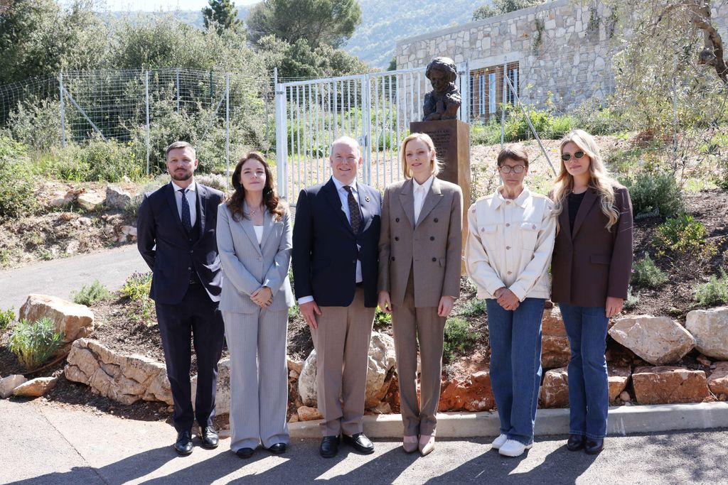 De izquierda a derecha: Garteh Wittstock, hermano de Charlene; Melanie-Antoinette Castello de Massy; los príncipes Alberto y Charlene, Estefanía de Mónaco con su hija pequeña, Camille Gottlieb