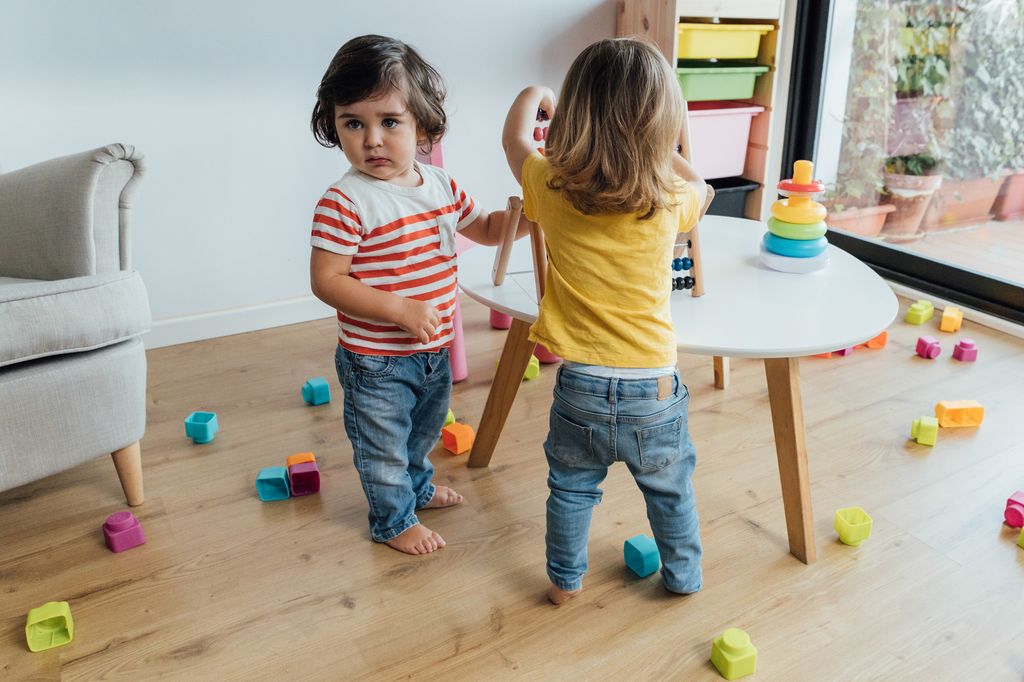 Bebés jugando juntas, una de ellas triste