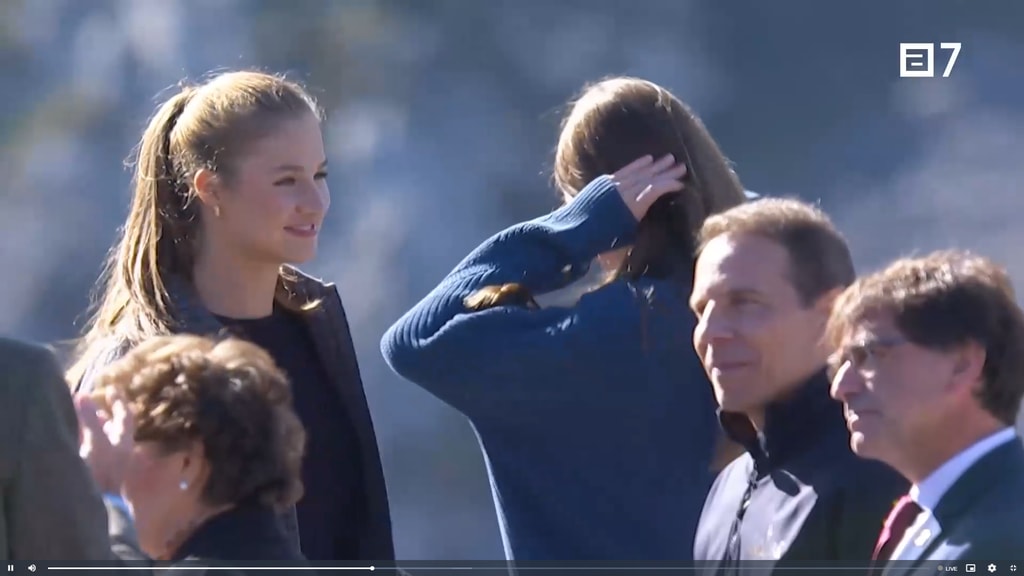 Primer plano de la Princesa Leonor y la Infanta Sofía posando para las cámaras en Sotres