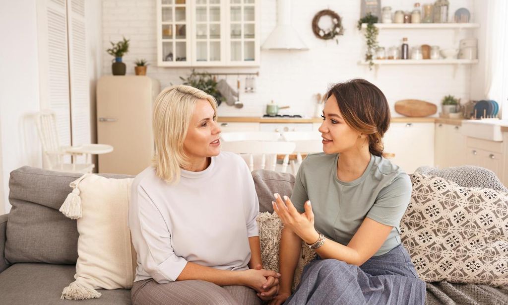 madre conversando con su hijo adolescete