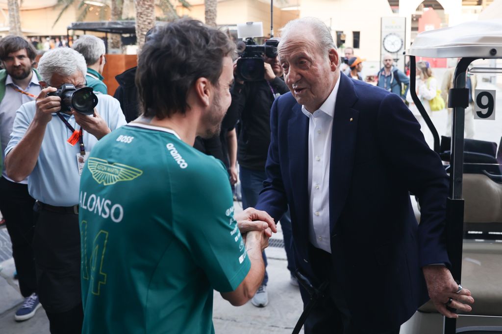 El rey Juan Carlos saluda a Fernando Alonso, en una imagen de archivo