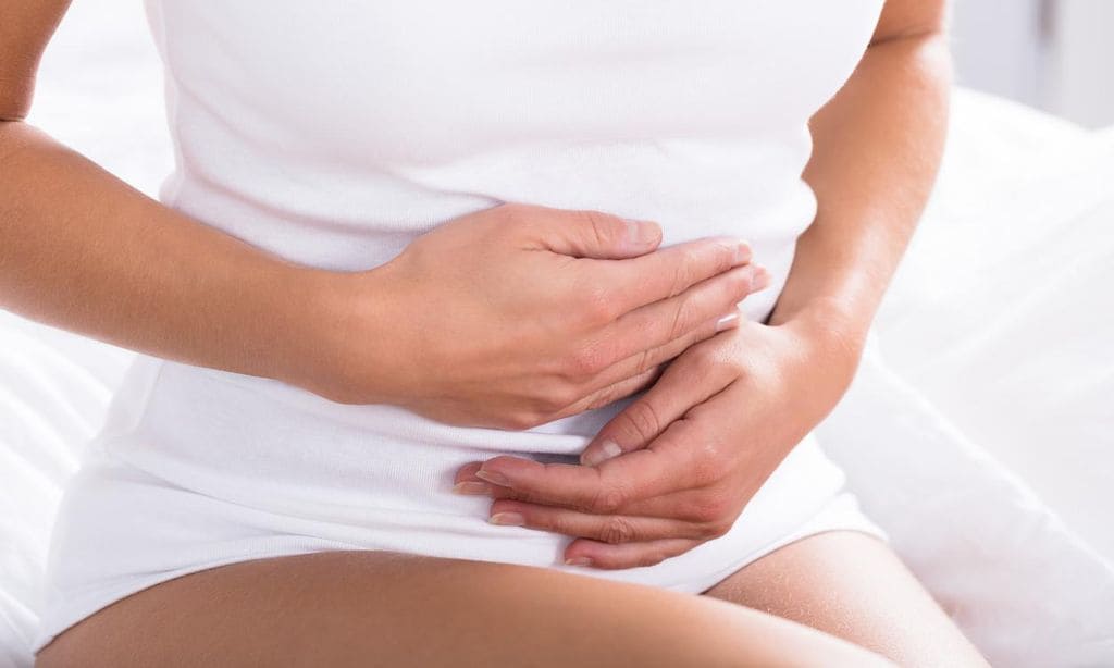 Close up mujer sufre dolor abdominal