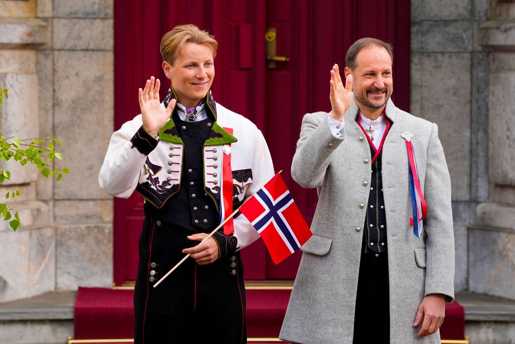 El príncipe Haakon con su hijo, Sverrus Magnus