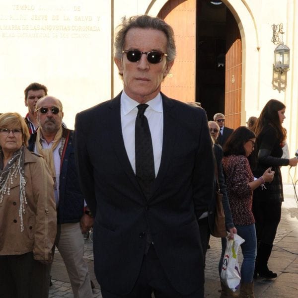 Alfonso Diez, viudo de la duquesa de Alba, ha evitado hablar con los medios y únicamente ha dicho queecha de menos "todo" de la duquesa de Alba y que era "normal emocionarse" en un día tan señalado como éste
