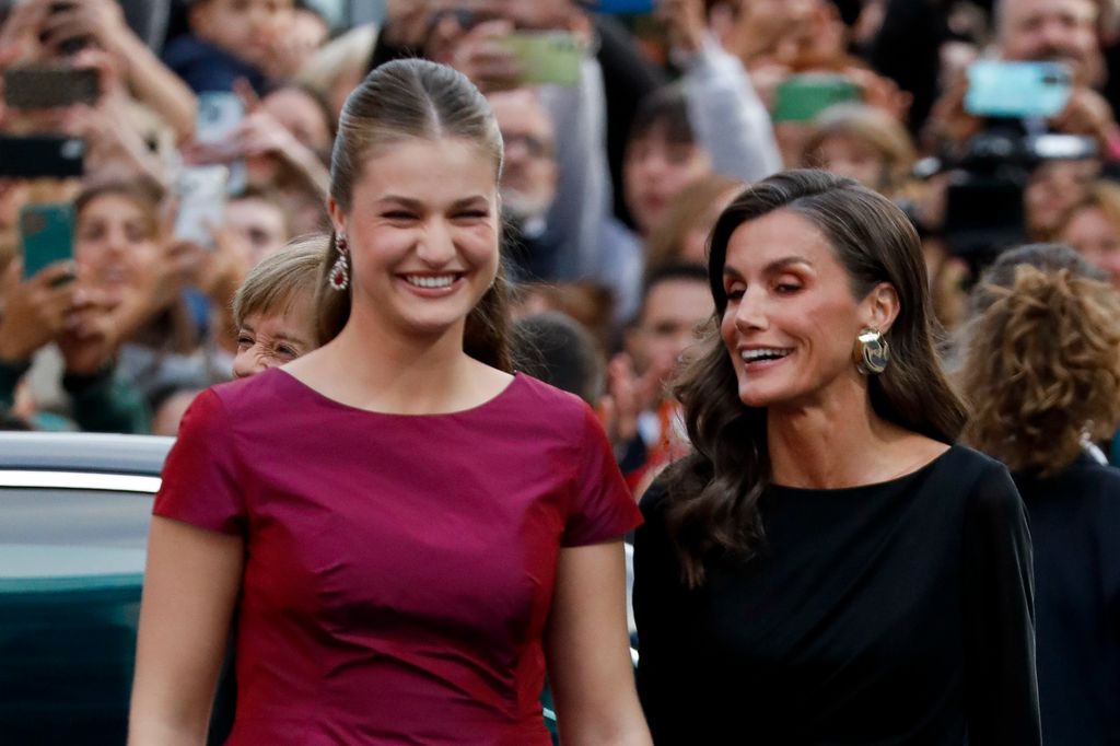 La princesa Leonor y la reina Letizia en su llegada a la ceremonia de entrega de los Premios Princesa de Asturias 2026
