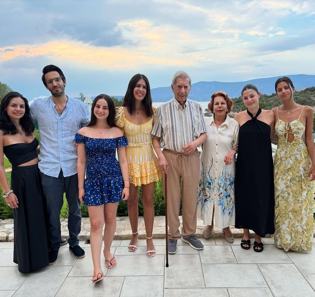 Mario Vargas Llosa y Patricia Llosa con seis de sus siete nietos