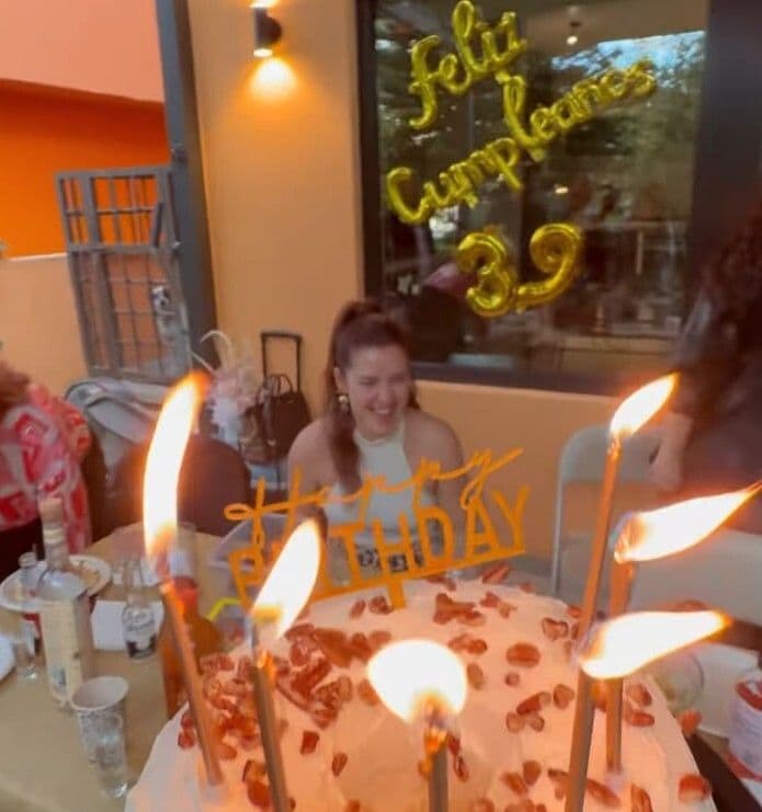 Ariadne Díaz apagó las velitas de su pastel