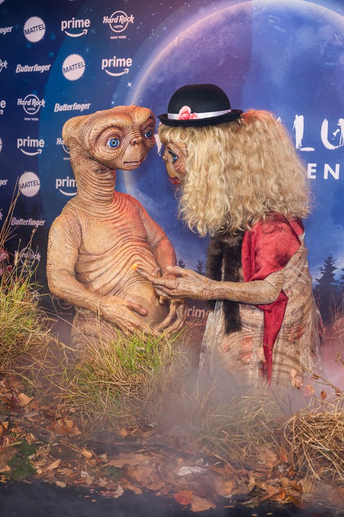 Heidi Klum disfrazada de ET por Halloween 2024 con su marido