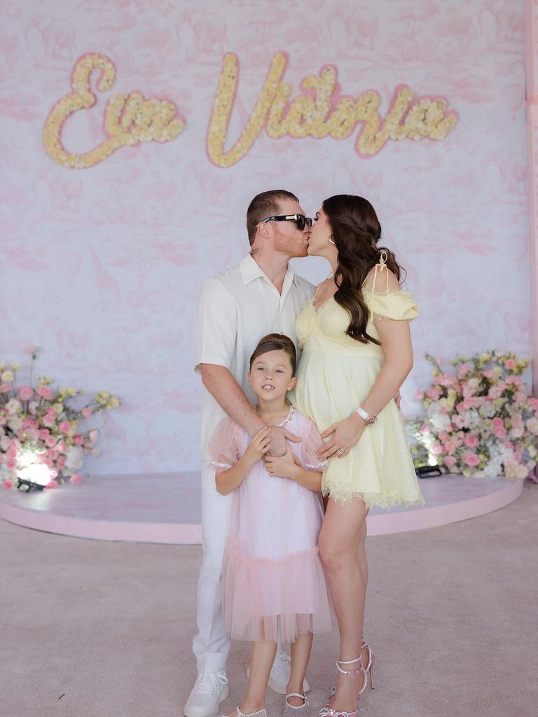 Fernanda Gómez, Saúl 'Canelo' Álvarez y su hija María Fernanda en el baby shower de Eva Victoria.