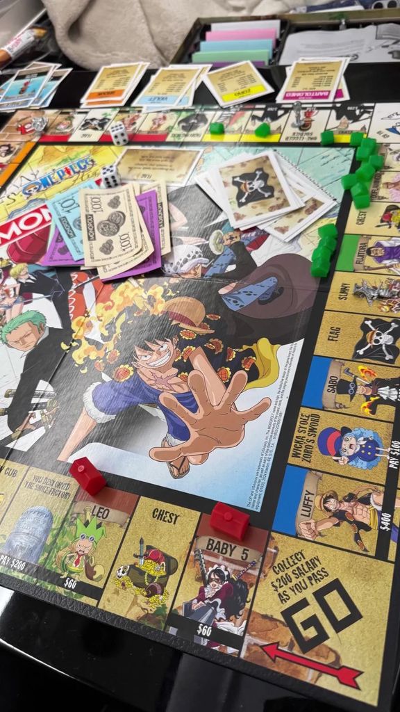 Ángela y Nodal jugaron Monopoly de One Piece en su vuelo.