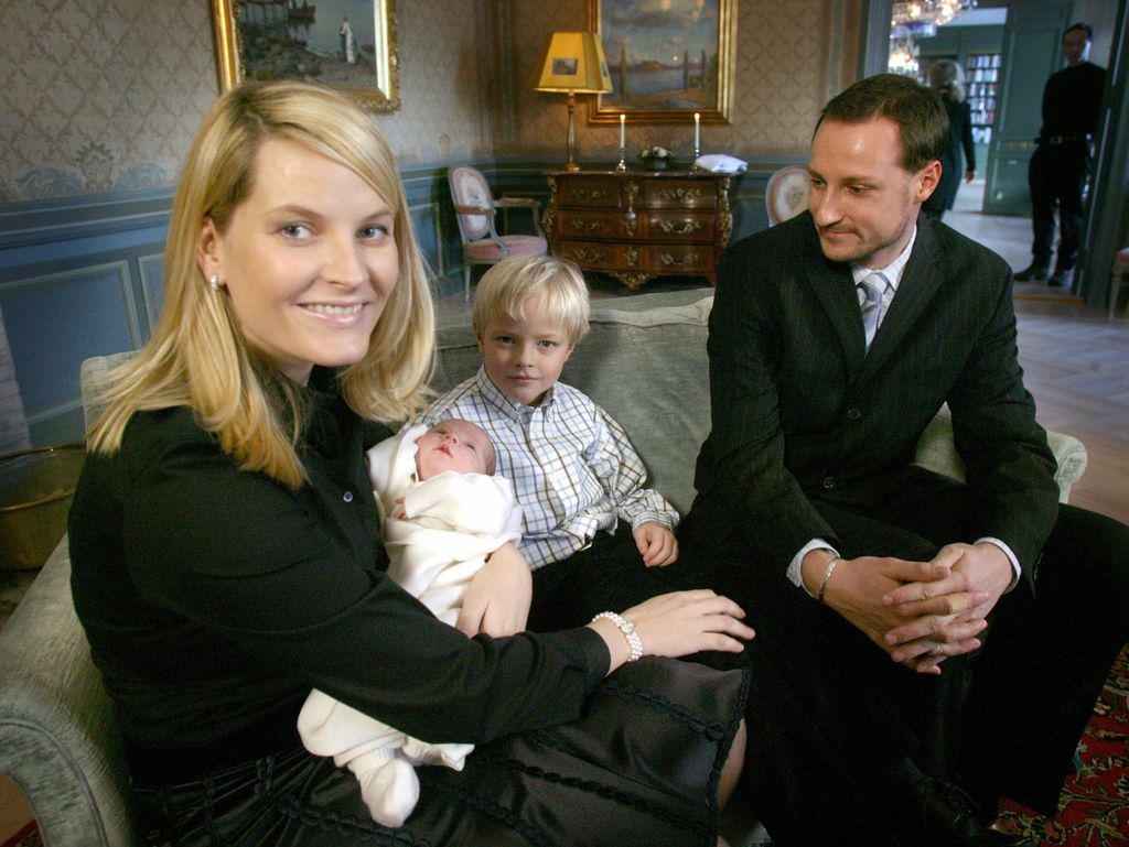 El entonces príncipe Haakon con la princesa Mette-Marit, su hija recién nacida la princesa Ingrid Alexandra, junto a Marius Borg, el hijo mayor de Mette-Marit de una relación anterior.
