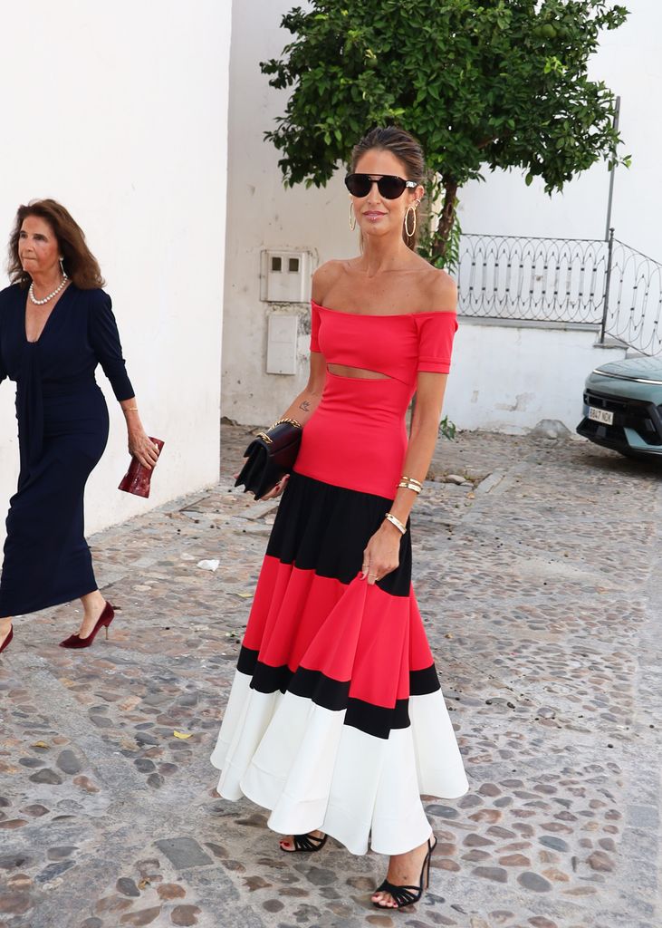 Inés Domecq, con vestido de invitada de su propia firma, en una boda en Jerez de la Frontera, 2026.