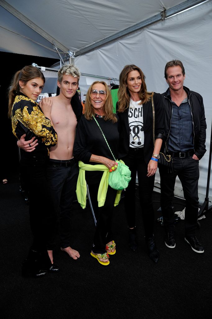 Presley con sus padres y su hermana, Kaia, tras el desfile de Moschino en junio de 2016