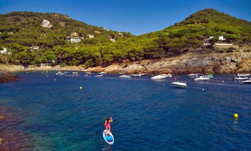 Paddle surf frente a la cala de Aiguafreda, cerca de Begur, en la Costa Brava.