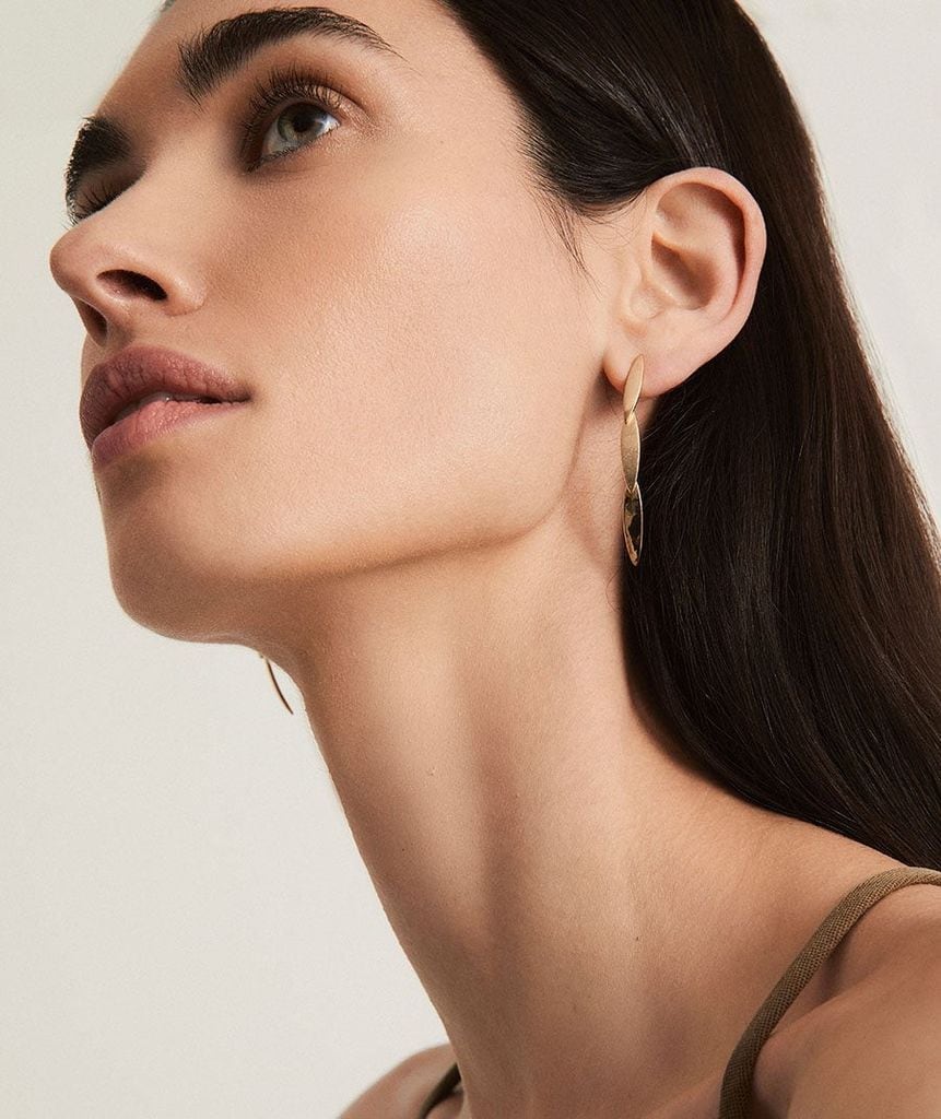 Pendientes dorados para invitadas a bodas en rebajas Vidal & Vidal