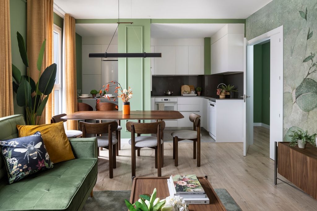 Cocina pequeña abierta al salón.