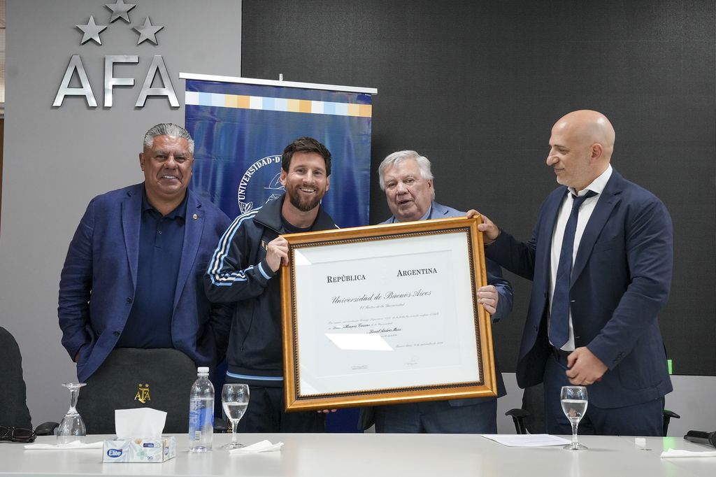 La máxima distinción honorífica de la universidad fue otorgada al capitán argentino en reconocimiento a su trayectoria, excelencia, perseverancia, humildad y compromiso con la representación nacional