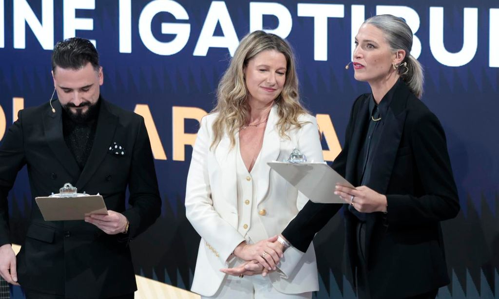 
Arriba, los premiados de los premios Fundación Kike Osborne. En la fila de arriba, Anne Igartiburu, el padre Damián, María Teresa Robles, Teresa Ribó, Tomás Páramo, la investigadora Nazareth Castellanos, Sara Andrés, María de León y Maribel García Vizcaíno y Montserrat Martínez, de la ONG Babies Uganda. En la fila inferior, Fabiola y Rocío Diez con María Franco —de la Fundación LQDVI—, Álvaro Galán, el ‘coach’ Luis Galindo y la empresaria Margarita Álvarez. Sobre estas líneas, Anne en los Premios Dona2, de la Fundación Kike Osborne, junto a Laura Sánchez y el cantante Riki Rivera, quienes presentaron la gala
