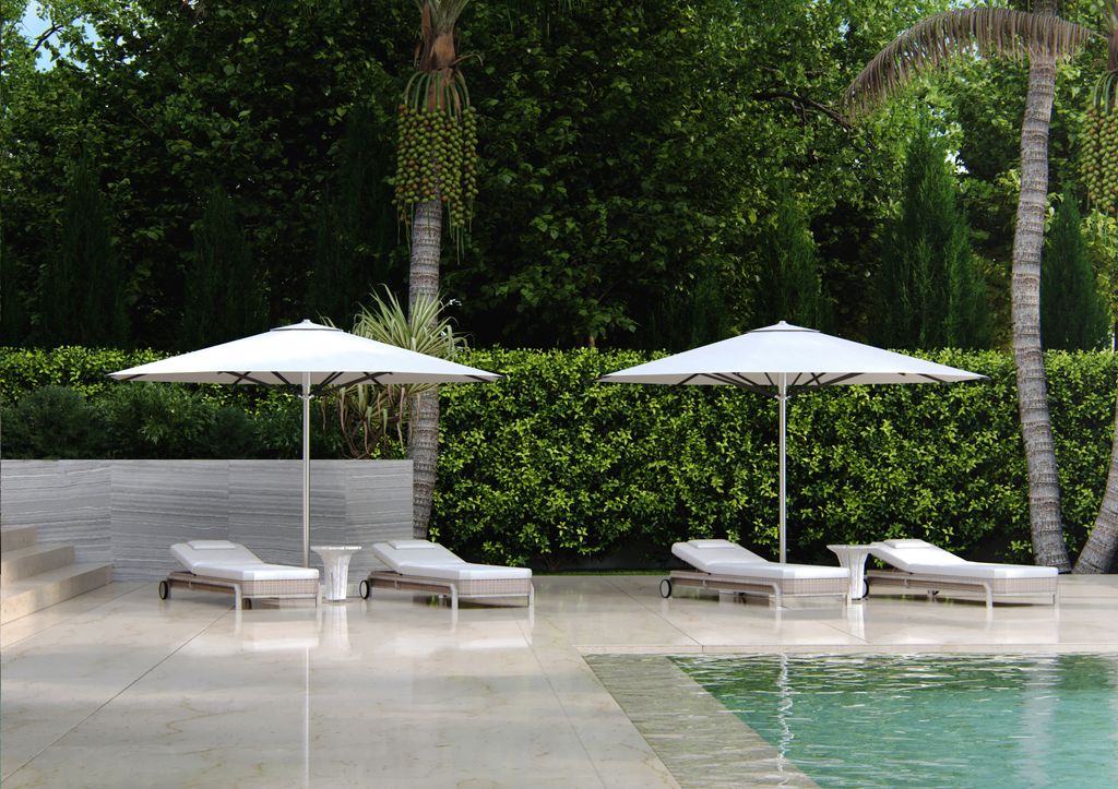 Piscina con sombrillas y tumbonas