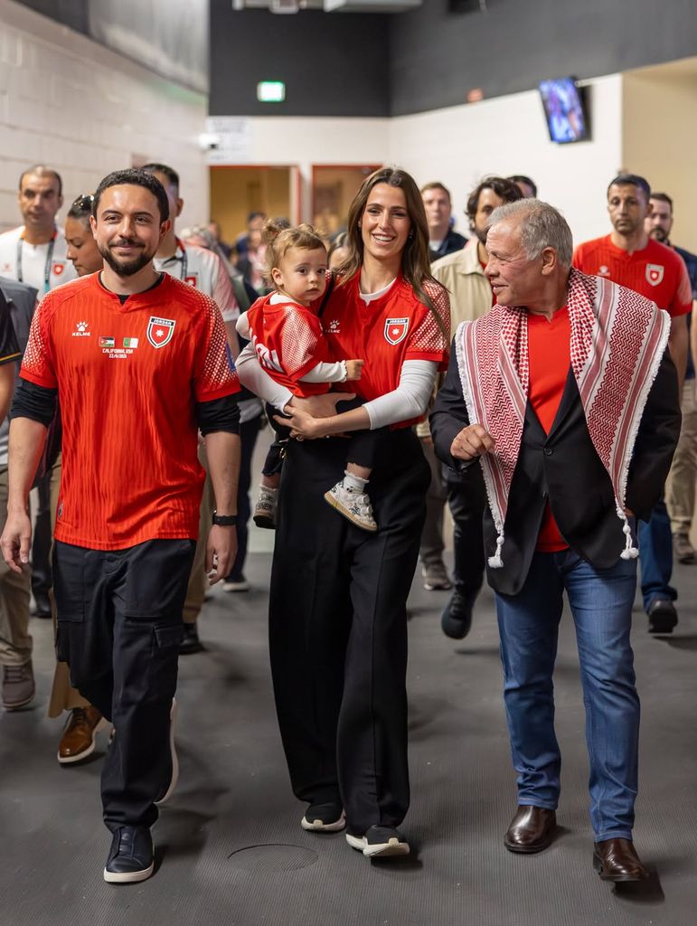 Hussein y Rajwa de Jordania, con su hija Iman, de casi dos años, en el Mundial