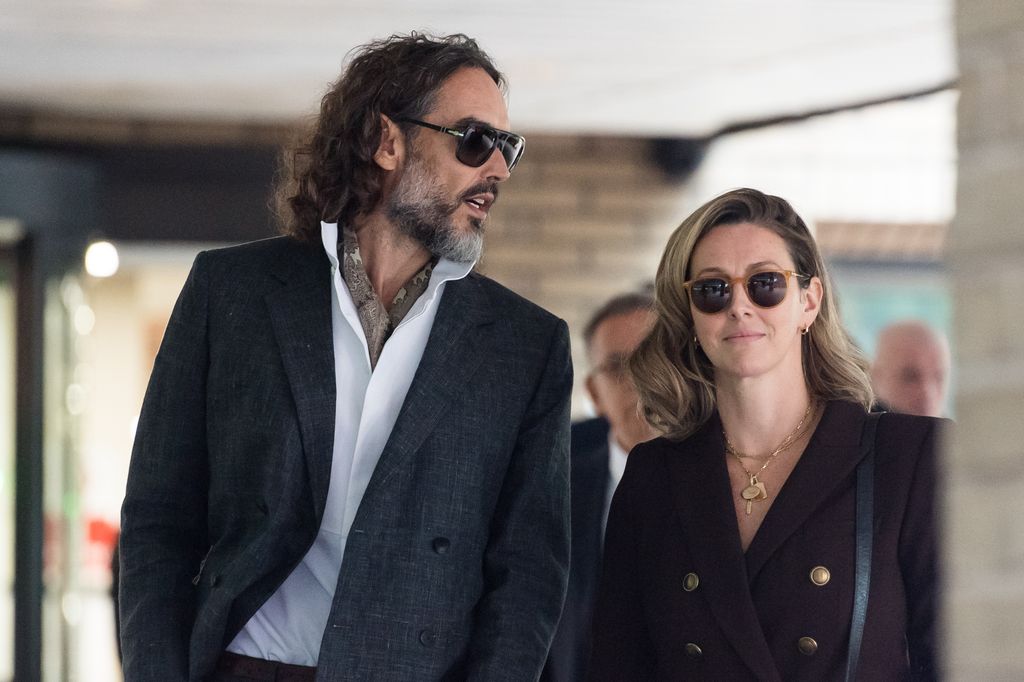 Russell Brand acompañado de su esposa, Laura Gallacher, a su llegada al juicio