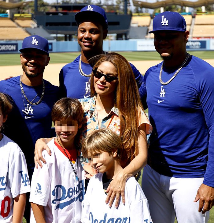 Shakira, con Milan y Sasha en el estadio de los Dodgers