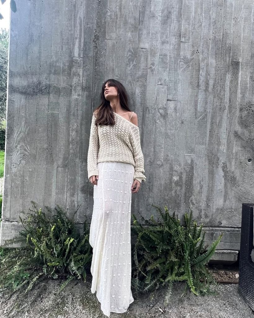 Sara Carbonero con falda larga y jersey de punto