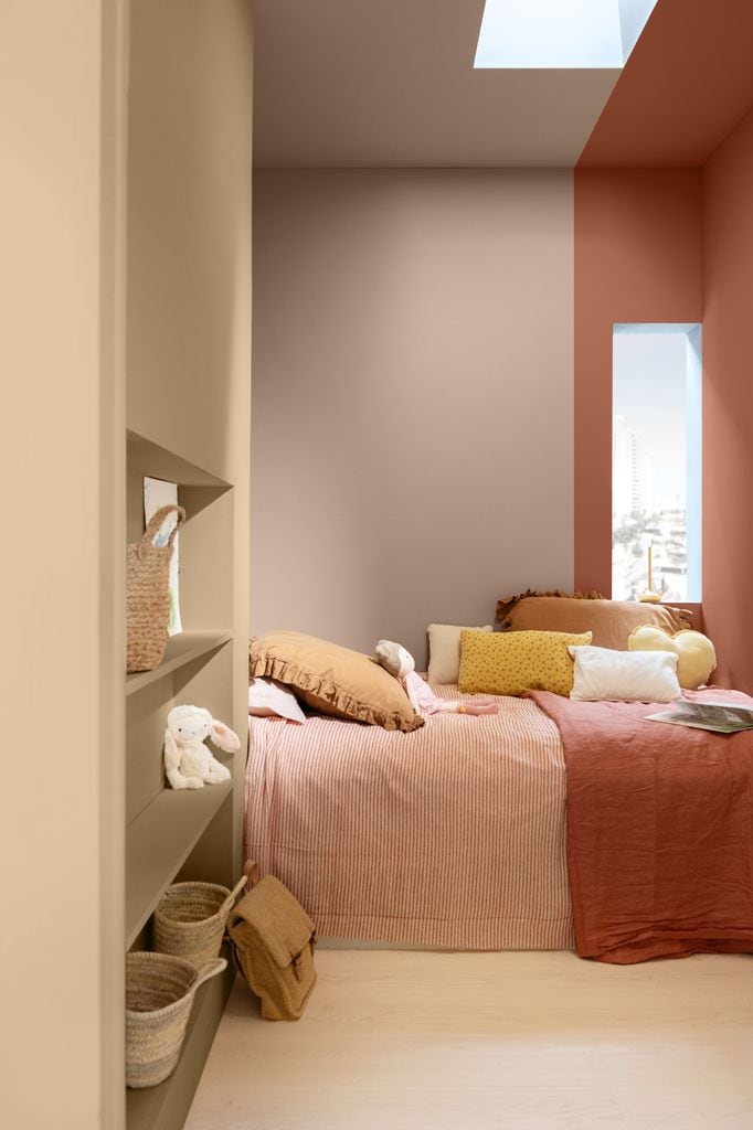 Dormitorio pintado en tonos empolvados