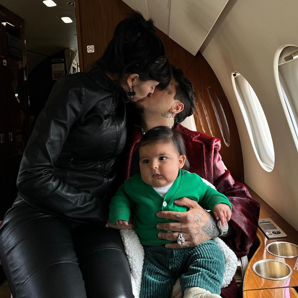 Christian Nodal y Cazzu con su hija Inti