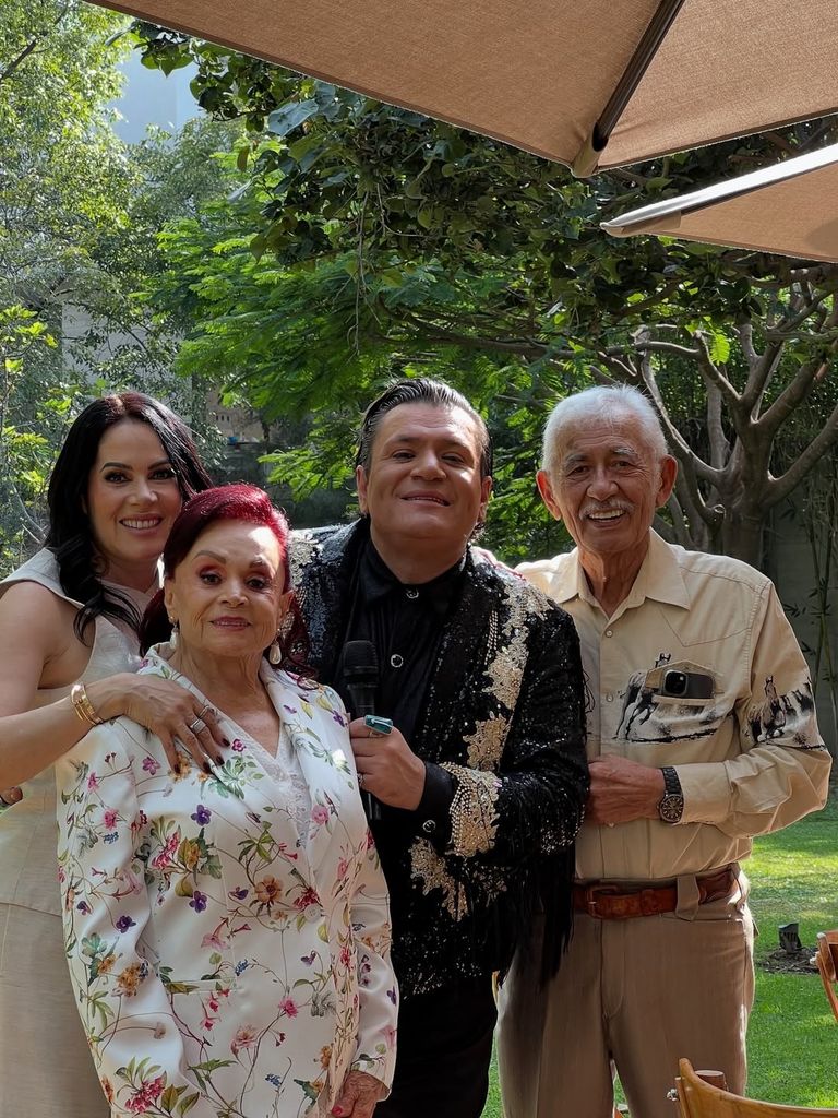En la fiesta por los 81 años de su papá, América Guinart le llevó serenata.