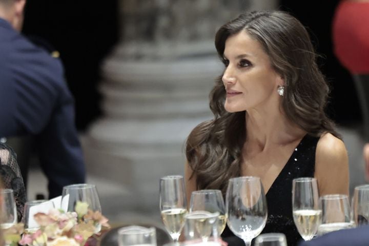 La reina Letizia escoge un vestido danés de lentejuelas para su última noche en Copenhague