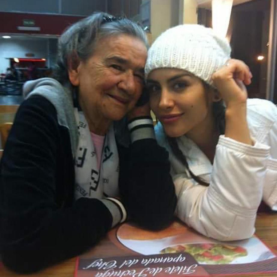 Jessica Cediel y su abuelita