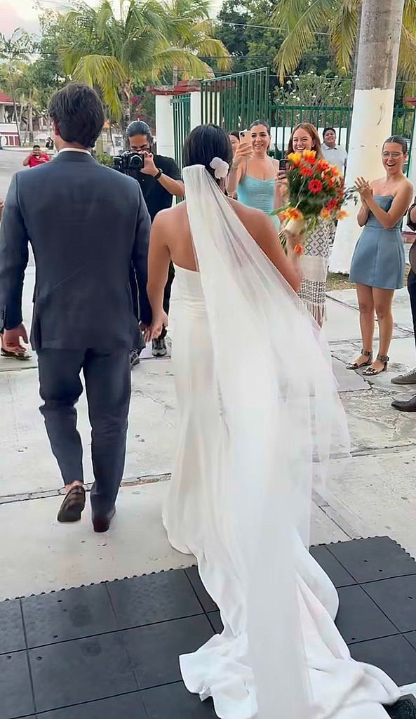 Detalle traje de la novia y su largo velo 