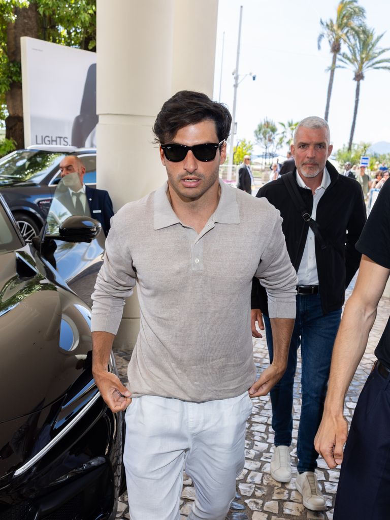 Carlos Sainz es visto llegando al Hotel Martinez durante el arranque del Festival de Cannes