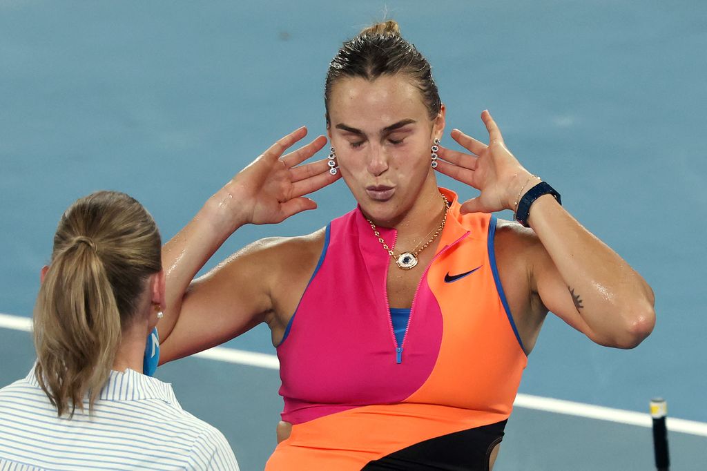 Aryna Sabalenka presume su joyería tras alcanzar los cuartos de final en el abierto de Australia. 