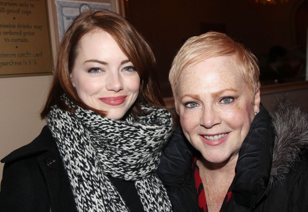 Emma Stone con su madre, Krista Stone, posando en el estreno de Elephant Man en Broadway, Nueva York, en diciembre de 2014