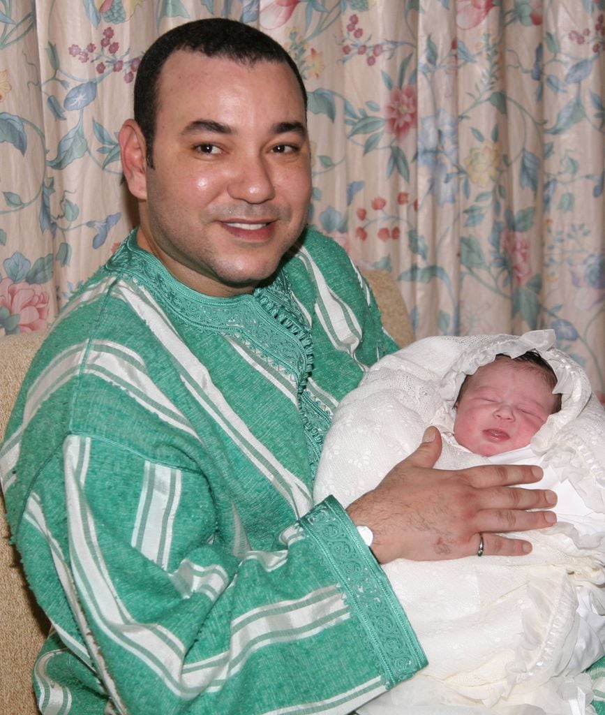 Plano medio de Mohamed VI con su hija Lalla Khadija en su nacimiento el 28 de febrero de 2007