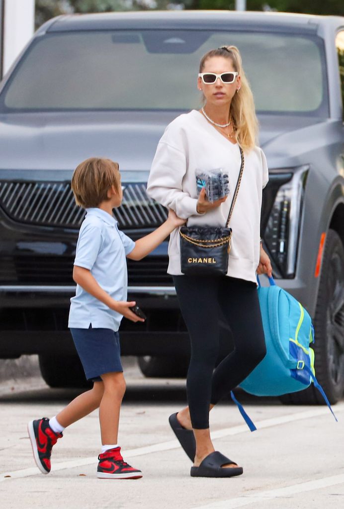 Anna Kournikova fue captada con su hijo Nicholas mientras vive su tercer embarazo.