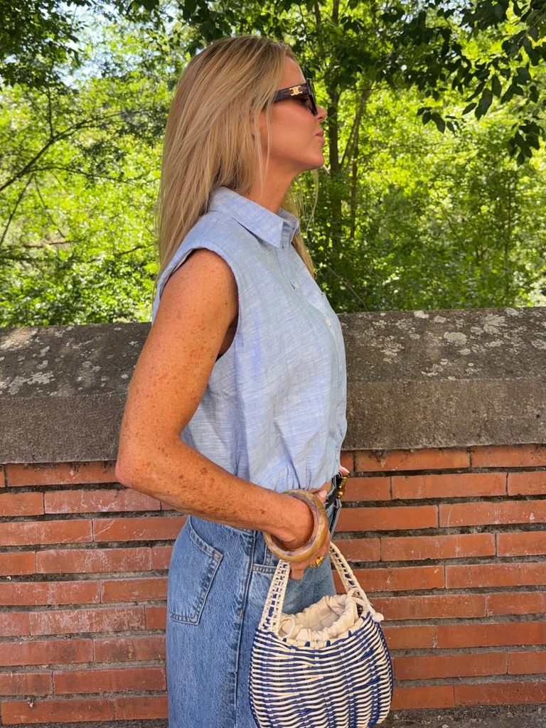 Amelia Bono con los pantalones que estilizan y alargan las piernas.