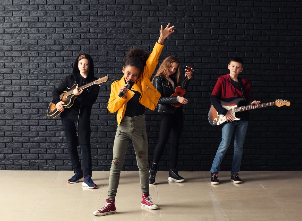 Niños en banda de rock en campamento de verano