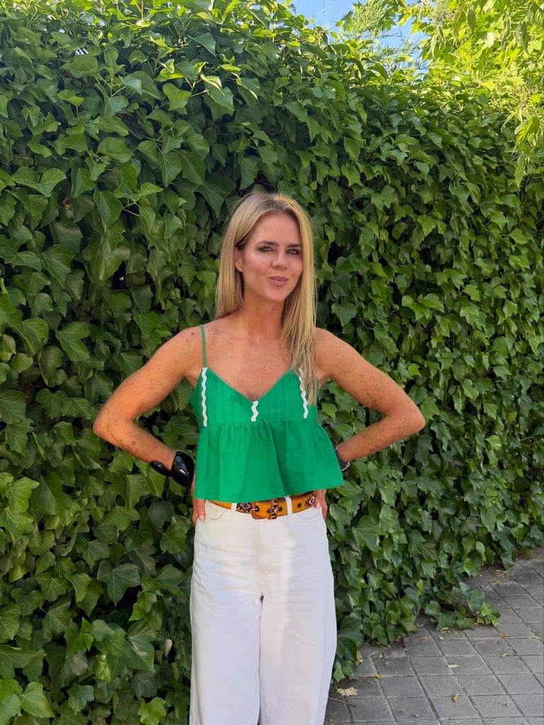 Amelia Bono con los pantalones que estilizan y alargan las piernas.
