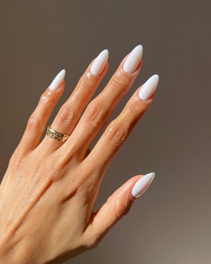 Manicura milky nails 