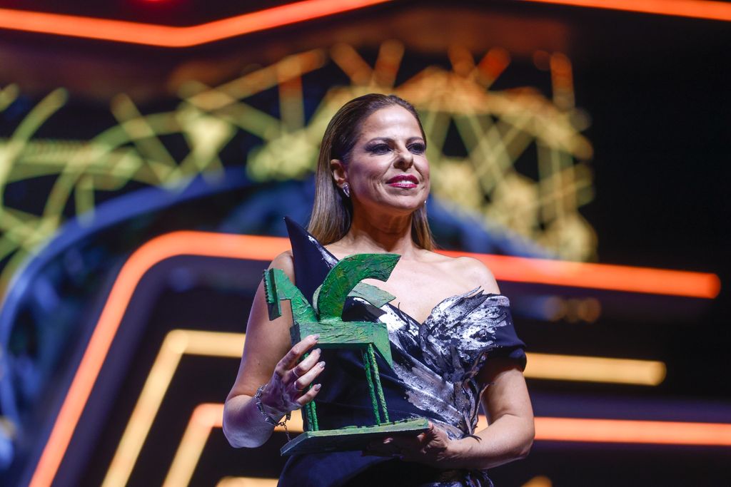  La cantante Pastora Soler tras recibir el Premio Ondas Nacional de Música a su ´Trayectoria´ durante la 72ª edición de la gala de los Premios Ondas 2025 que se celebra este miércoles en el Gran Teatre del Liceu de Barcelona
