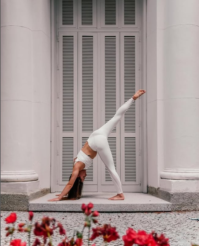 mujer haciendo yoga al aire libre