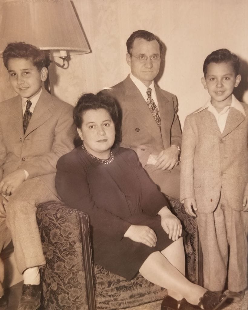 El juez Frank Caprio creció en Federal Hill, Providence, como el segundo de tres hijos