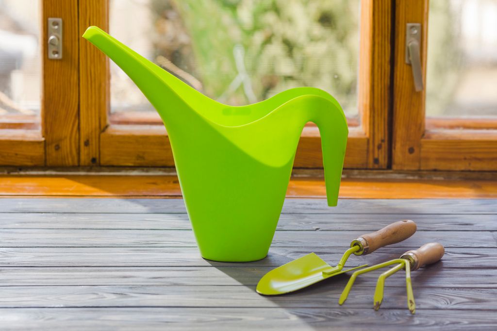 Regadera y herramientas de jardinería